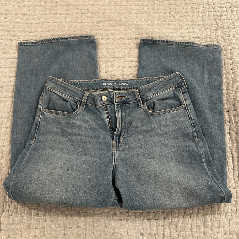 Old Navy Women's High Rise Wow Wide Leg, Leg Blue Jeans, cropped fit. Worn once